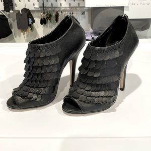 Black ruffle booties 😍